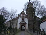 Wiesenburg/Mark, Torhaus mit Volutengiebel und Bergfried (10.12.2024)