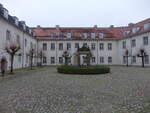 Wiesenburg/Mark, Schloss Innenhof mit Brunnenhuschen (10.12.2024)