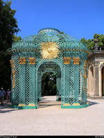 Potsdam: Blick auf einen Gitterpavillon am Schloss Sanssouci.