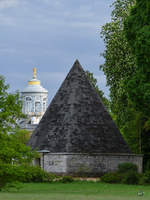 Die 1791 bis  1792 erbaute Pyramide war in ihrer wahren Funktion ein Eiskeller zum Frischhalten von Lebensmitteln.