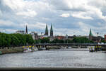 Blick ber die Weser auf die Bremer Innenstadt und dem Bremer Dom.