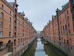 Blick entlang der Kehrwiederfleet zwischen den Gebuden der Hamburger Speicherstadt am 18.08.2024