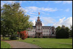 Blick aus dem Schlosspark auf das Haupthaus des Schlosses Phillippsruhe in Hanau am 5.10.2024.