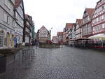 Fritzlar, Rolandsbrunnen und Fachwerkhuser am Marktplatz (05.08.2022)