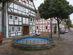 Mengeringhausen, Brunnen und Fachwerkhuser am Markt (31.05.2024)