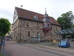 Volkmarsen, Rathaus am Marktplatz, zweigeschossiger Steinbau mit einem Turmbau ber der Freitreppe, erbaut 1327  (31.05.2024)