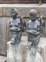 Die beiden Bronzefiguren Adam und Eva, die im Volksmund als Seefabelwesen “Nix” und “Nixe” bezeichnet werden, sind Teil der Brunnenanlage Wasserkunst auf dem Marktplatz Wismar