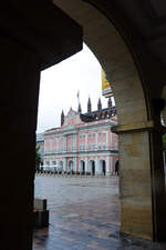 Das Rathaus in Rostock gesehen durch die S�ulengang beim Postamt am Neuen Markt.