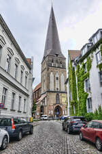 Die Rostocker Petri von der Gasse Arnberg aus gesehen.