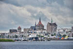 Panorama des Rostocker Stadthafens, mit Nikolaikirche, Marienkirche und Hochh�usern entlang der Langen Stra�e.