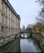 Bekannte Bauwerke von Hannover entlang der Leine: linkerhand der Nieders�chsische Landtag, geradezu der Turm des Neuen Rathauses.