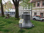 Alfeld / Leine, Kirchenglocke von 1948 am Kirchplatz (17.04.2025)