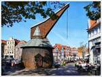 Der Krahn am Hansehafen in der historischen Altstadt in Stade.