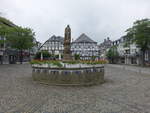 Brilon, Petrusbrunnen und Fachwerkhuser am Marktplatz (01.06.2024)