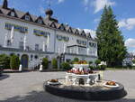 Gevelinghausen, Brunnen und Wirtschaftshof am Schlo�platz, heute Hotel (19.06.2025)