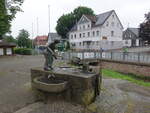 Altenbeken, Brunnen Eisengieer bei der Arbeit am Marktplatz (02.06.2024)