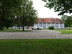 Hellinghausen, zweigeschossiges Torhaus aus Fachwerk, erbaut 1705 (11.06.2024)