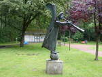 Bad Waldliesborn, Posaunenengel im Kurpark, Skulptur aus Bronze (10.06.2024)