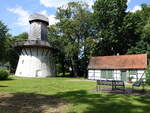 Knigsborn, historische Windpumpe und Pumpenwrterhuschen an der Friedrich Ebert Strae, erbaut 1750 (08.06.2024)