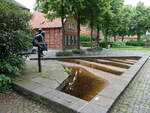 Rinkerode, Brunnen und Huser am Dorfplatz (04.06.2024)