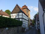 Menden, Westflisches Karnevalsmuseum und Teufelsturm in der Strae an der Stadtmauer (07.06.2024)