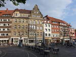 Mnster, Huser und Denkmal 100 Arme der Guanyin am Marienplatz (06.06.2024)