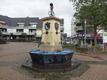 Rheinb�llen, Marktbrunnen von 1840 am Markt, klassizistischer Sandsteinpylon mit gusseisernem Becken (27.07.2025)