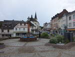 Wadern, Marktbrunnen und Gebude am Marktplatz (01.08.2024)