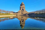V�lkerschlachtdenkmal mal zwei: Das 1913 eingeweihte Monument spiegelt sich im  See der Tr�nen , der das Leid w�hrend der Schlacht symbolisiert.