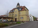 Regis-Breitingen, Rathaus in der Rathausstrae, erbaut 1909,  reich gegliederter Baukrper mit Turmdachreiter (31.03.2024)