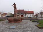 Regis-Breitingen, Halbfabrunnen von 1913 am Marktplatz (31.03.2024)