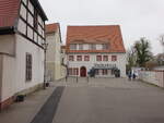 Pegau, Volkshaus am Kirchplatz, erbaut von 1553 bis 1554, bis 1835 Knabenschule (30.03.2024)