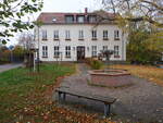 Gropsna, Schul- und Gemeindehaus mit Brunnen an der Hauptstrae (02.11.2024)