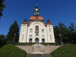 Moritzburg, evangelische Kirche an der Schloallee, erbaut von 1902 bis 1904 durch den Dresdner Architekten Richard Schleinitz (15.07.2024)