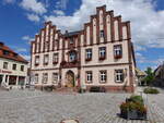 Mgeln, Rathaus am Markt, Putzbau mit markantem doppelten Treppengiebel, erbaut 1882 (13.07.2024)