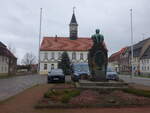 Schildau, Gneisenaudenkmal und Rathaus am Markt (15.12.2024)