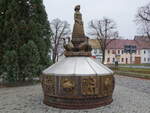 Dommitzsch, Gnsebrunnen von 1983 am Markt (16.12.2024)