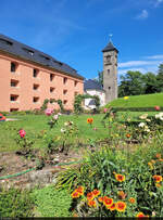 Garnisonskirche und ein Teil der Magdalenenburg auf der Festung Knigstein, eingerahmt von viel Grn.