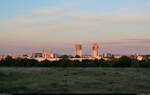 Panorama von Halle-Neustadt am Abend.