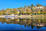 Riveufer mit Heinefelsen in Halle (Saale) bei bestem Herbstwetter.
