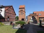Thielbeer, Trafohaus und Kirchenportal aus dem 15.