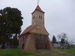 Kermen, evangelische Dorfkirche, Feldsteinkirche erbaut um 1200 (08.12.2024)