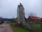 Ruine der Dorfkirche Schierau, erbaut 1460, Turm mit drei Renaissancegiebeln, Verfall ab 1960 (09.12.2024)