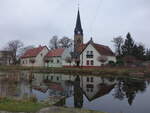 Maasdorf, evangelische Kirche und Huser am Dorfteich (12.12.2024)