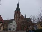 Bitterfeld, evangelische Stadtkirche, neugotischer Backsteinbach, erbaut von 1905 bis 1910 (13.12.2024)