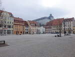 Weienfels, Huser am Marktplatz, im Hintergrund das Schlo Augustusburg (01.04.2024)