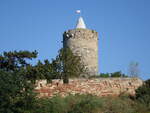 Bergfried der Burg Schnburg, Hhenburg auf einem Sandsteinfelsen ber der Saale, erbaut um 1130 (21.09.2024)