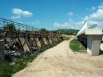 Laucha an der Unstrut - Brckenbau - Kontrast: die alte Flutbrcke von 1901 und die neue Brcke am 10.07.2005