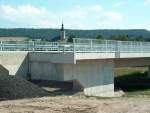 Laucha an der Unstrut - Brckenbau - die neue Flutbrcke nimmt Gestalt an - 10.07.2005