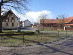 Dedeleben, Gedenkstein mit Adler und Huser am Marktplatz (23.03.2024)